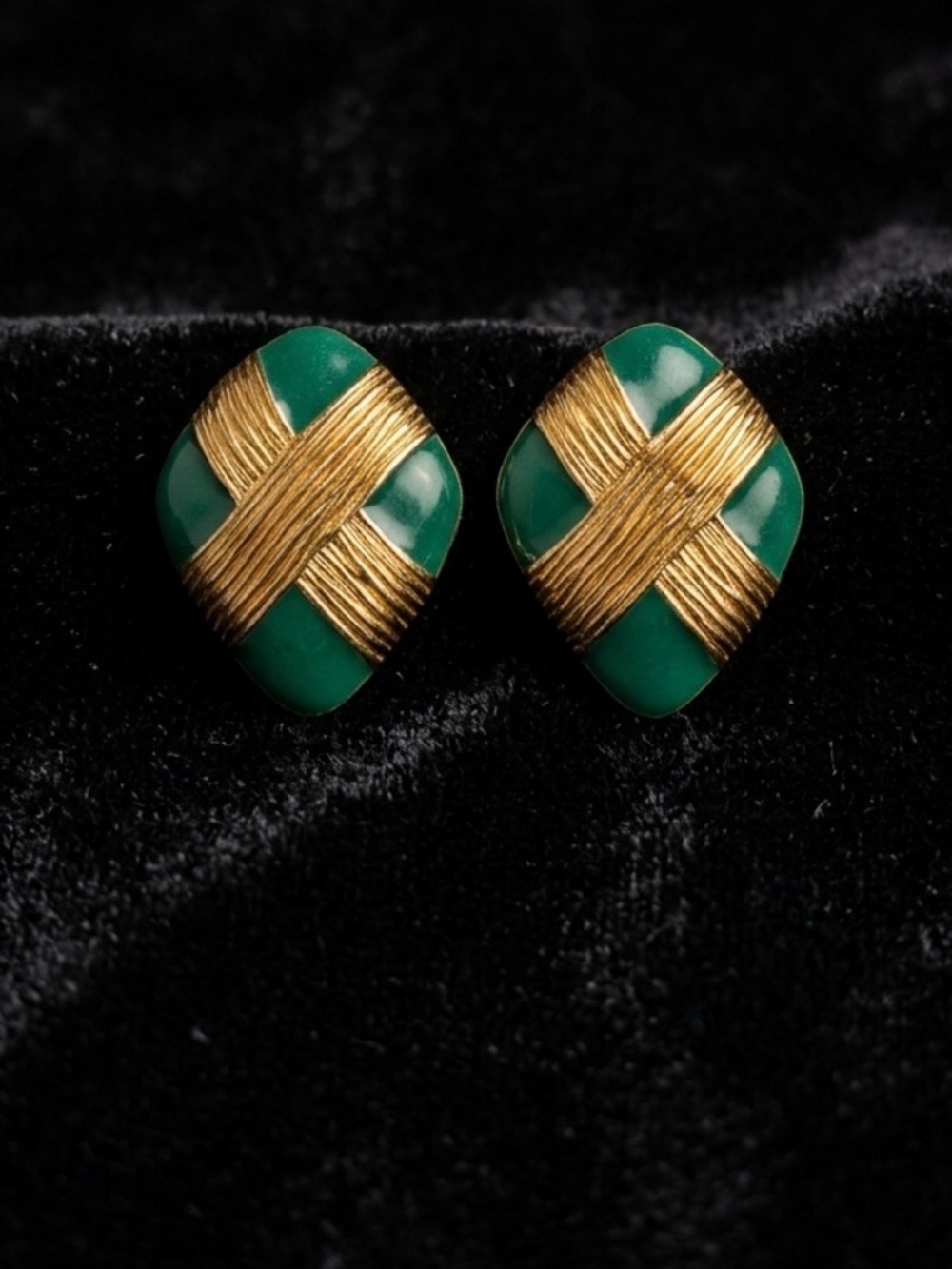 #16 ST JOHN Gold-tone & Green Enamel Clip-on Earrings